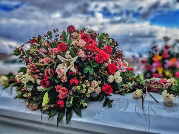 Choisir les fleurs parfaites pour honorer un proche disparu